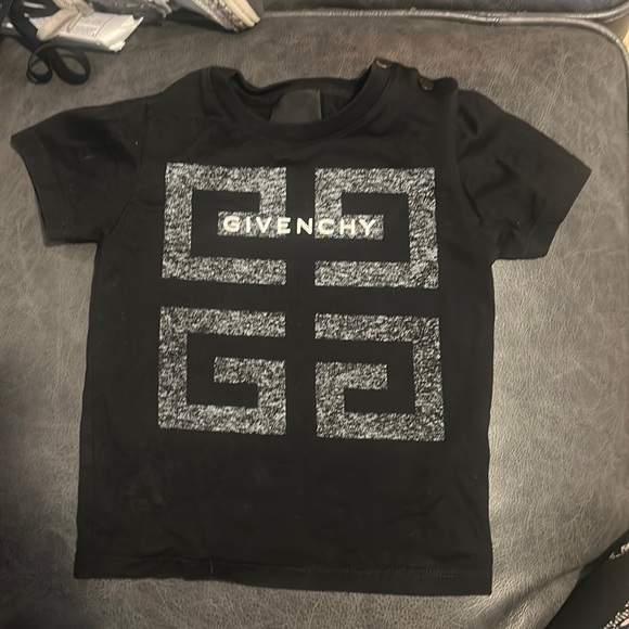 Givenchy Tshirt - Picture 1 of 3